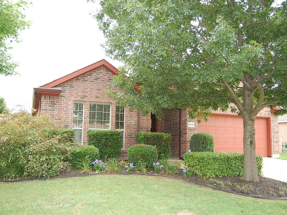 9608 Mystic Dunes has a great curb appeal with beautifully landscaped front yard. (Yard maintenance included)