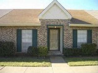 36 W Mountain Creek Dr, Grand Prairie, TX 75052