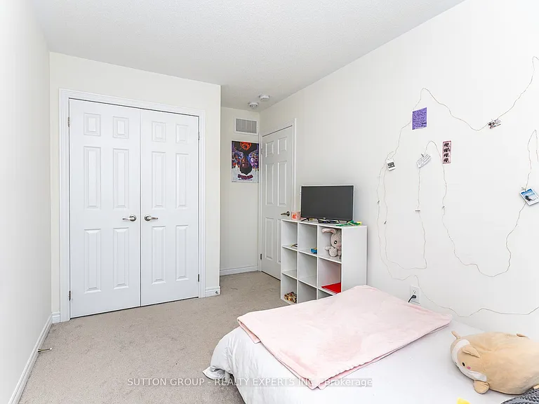 130 Ice Palace Cres — Photo 35