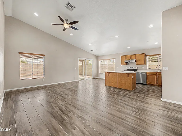 308 W Liberty Ln — Photo 7