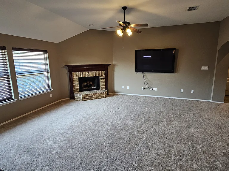 1202 Chestnut Hill Dr — Photo 6