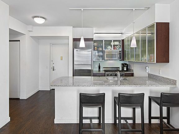 2nd image of 555 W 23rd St APT N11e