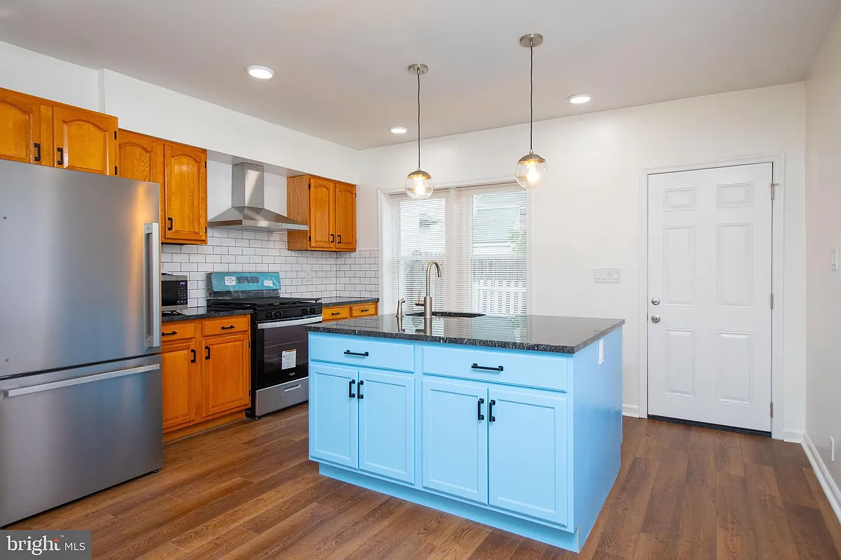Building Photo - 204 S Chestnut St #D