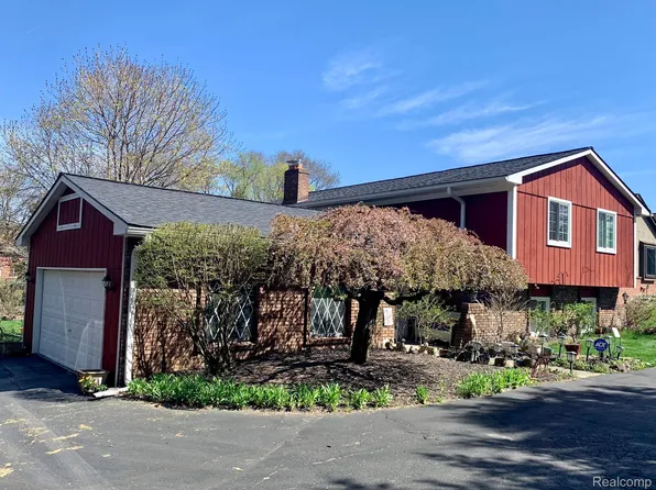 1471 Lynwood Ln, White Lake, MI 48383