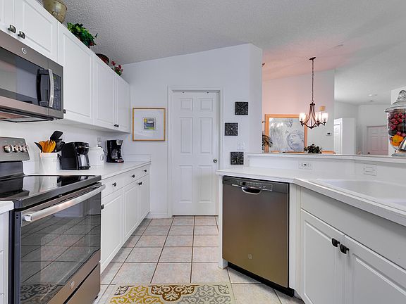 4th image of 989 Villa Dr