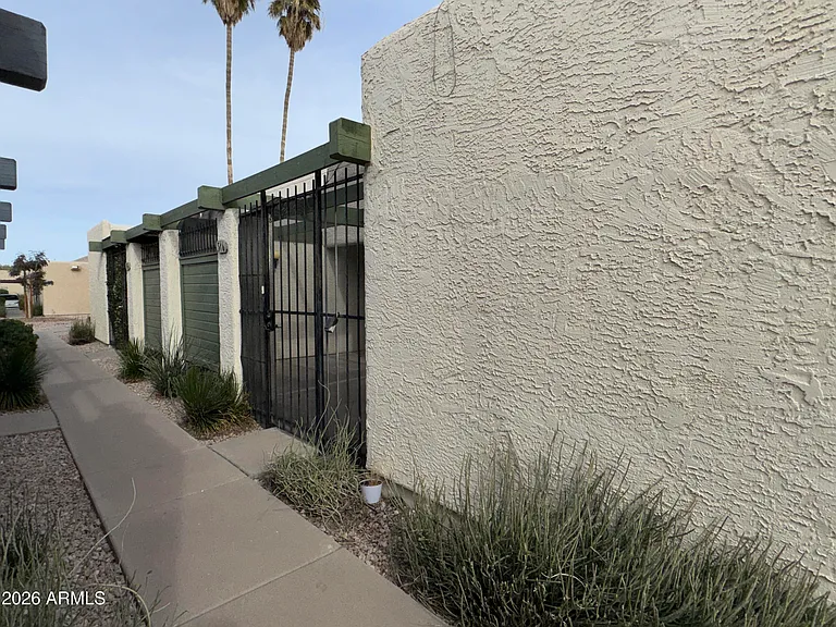546 S Allred Dr — Photo 3