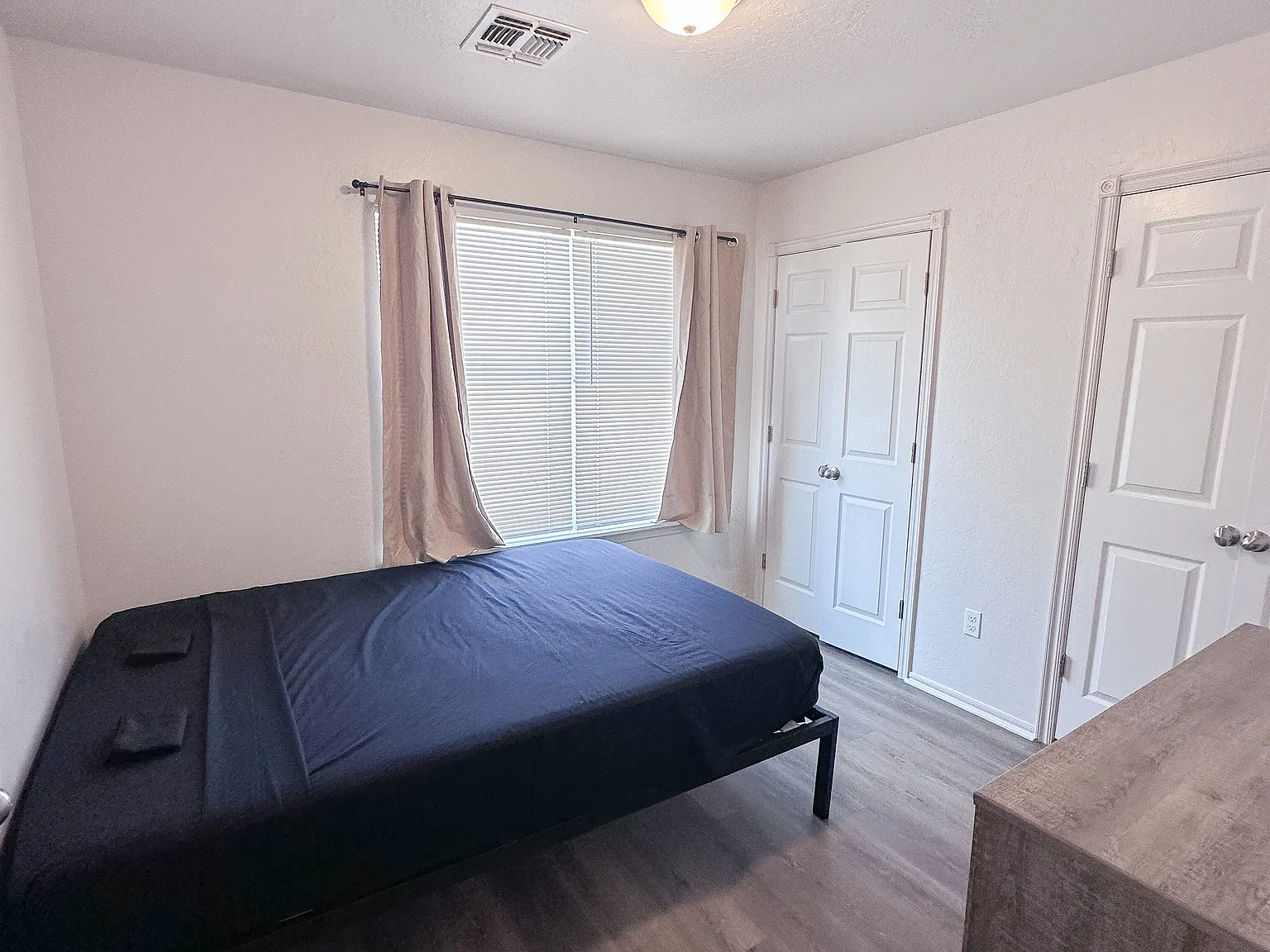 3 bed, 4384 sqft, $1,150 — Photo 3
