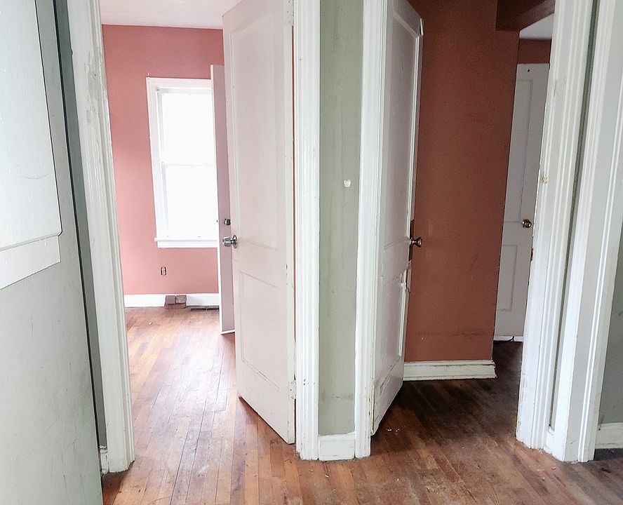 2nd image of 1604 Gillespie Ave