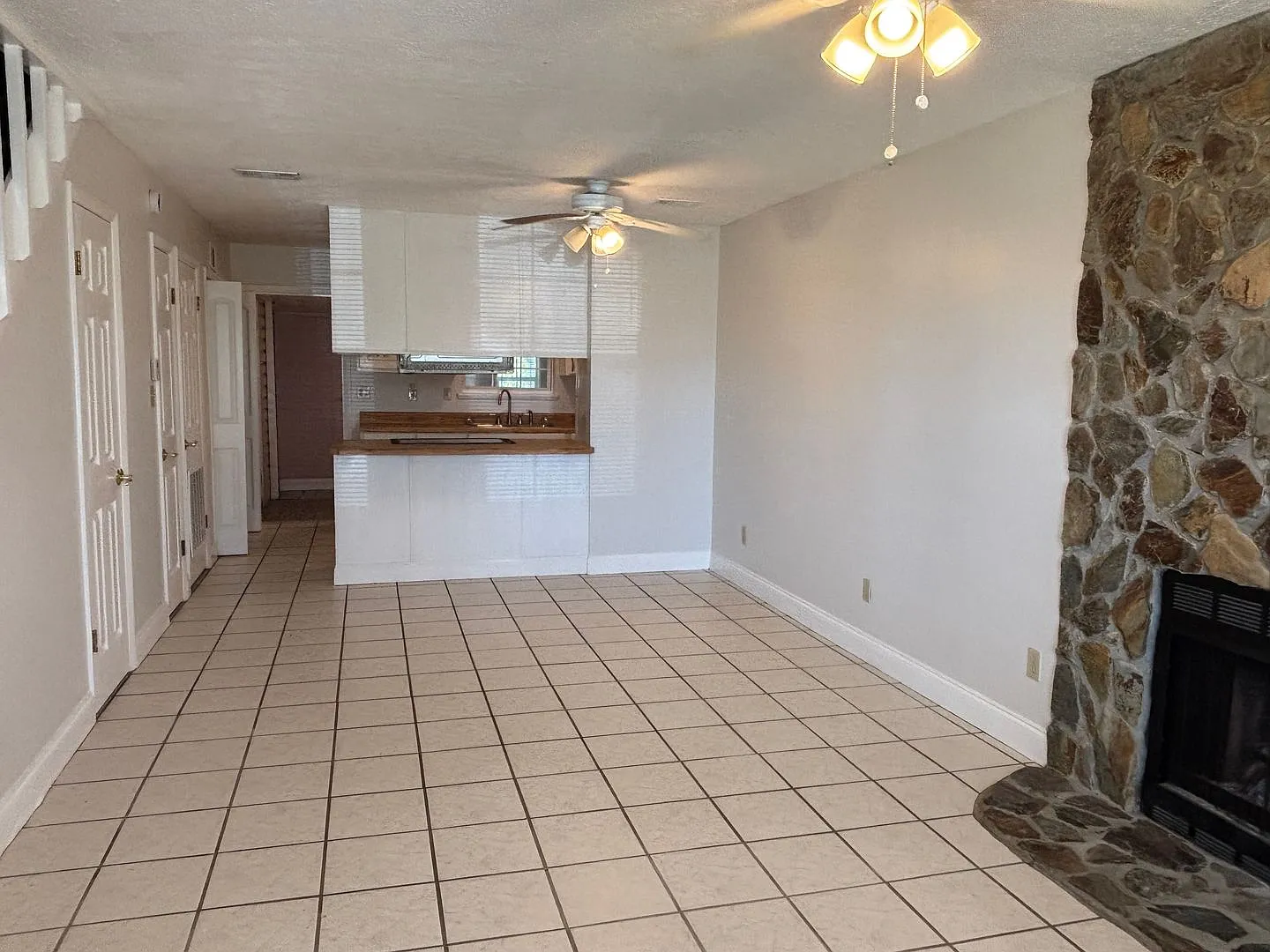 2bd 1.5ba Townhouse w/ Bonus Rm & Deck — Photo 2