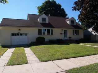 4 Alexander Dr, Farmingdale, NY 11735