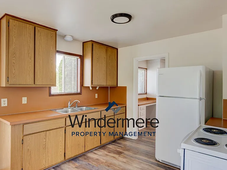 M1548: 865 N Oak Harbor St — Photo 3