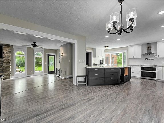 5th image of 14931 Regency Dr