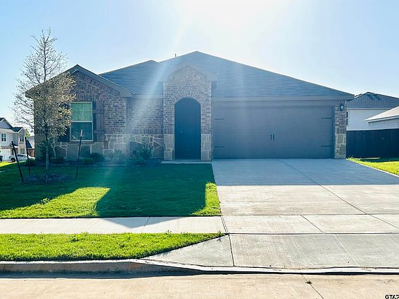 2nd image of 1009 N River Oaks Ln