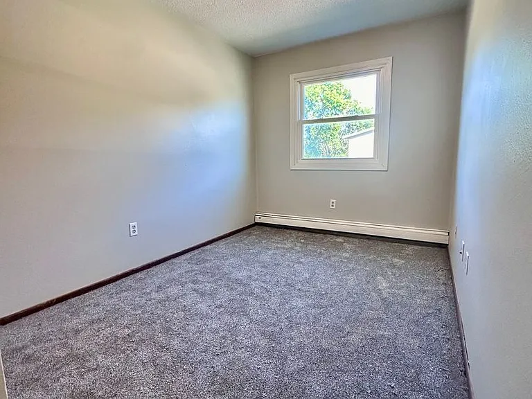 1014 5th St SE — Photo 2
