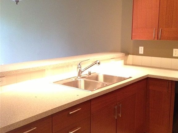 4th image of 910 Gladstone #207