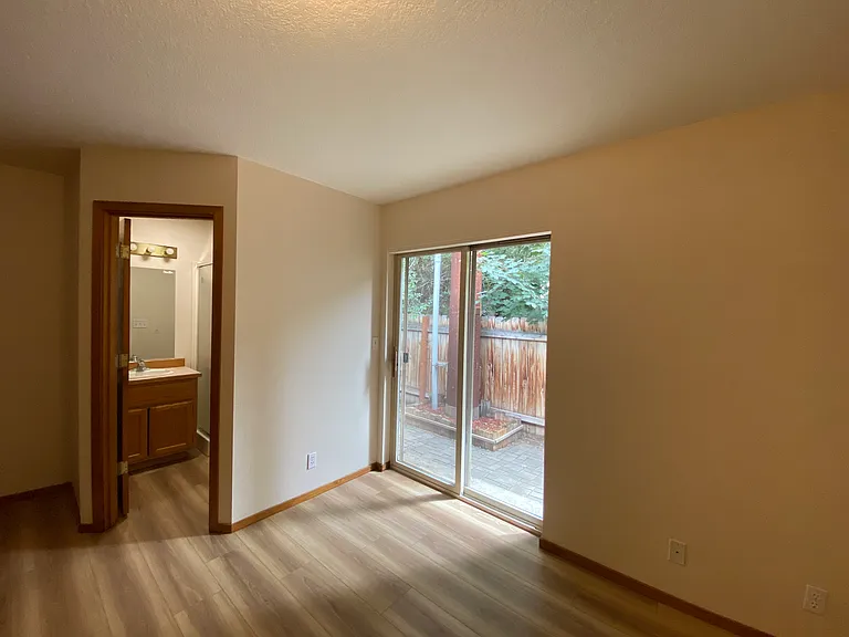 905 SE Stratford Ct — Photo 18