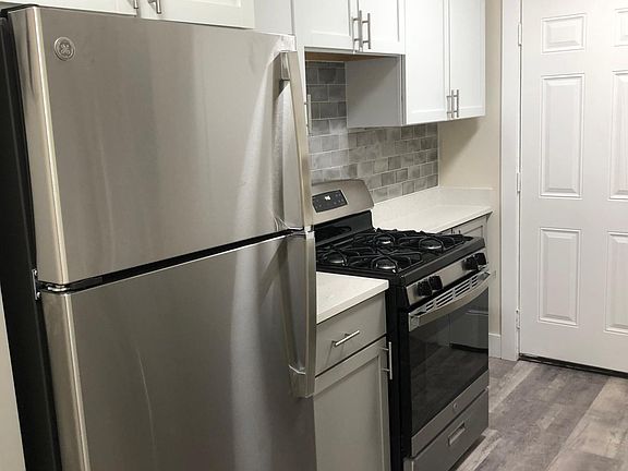 3rd image of 3821 N Greenview Ave #2
