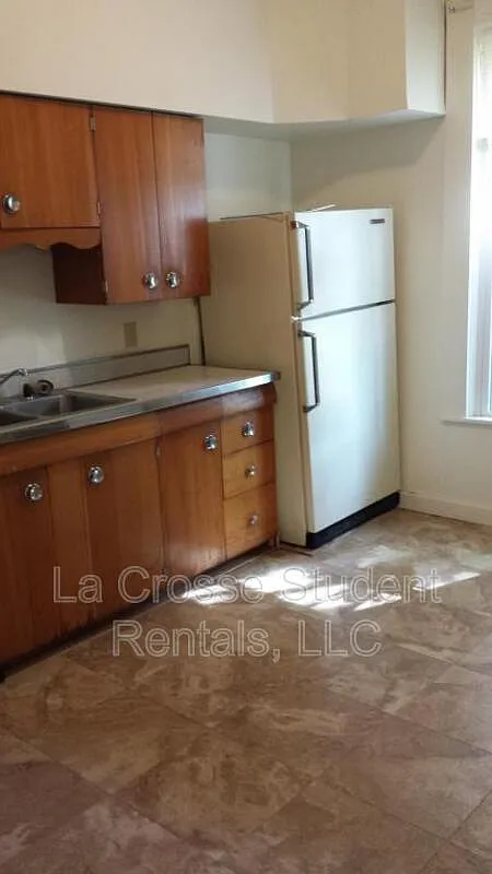 4 bed, 2.0 bath, 2000 sqft, $2,300 — Photo 4