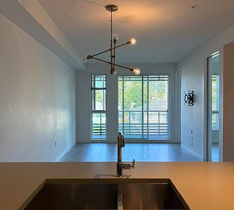 5th image of 6677 Cambie St