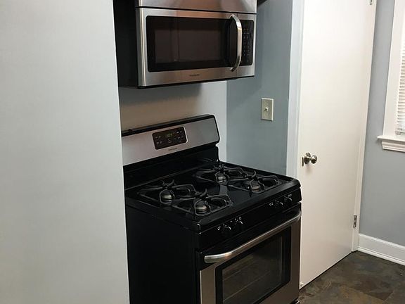 4th image of 1206 Summit Dr