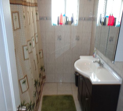 4th image of 1426 S Olive St