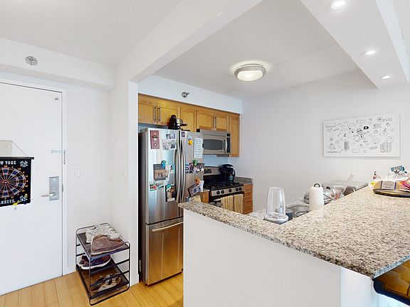 5th image of 516 W 47th St APT N6b