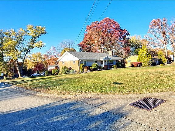 3rd image of 221 Blackridge Dr