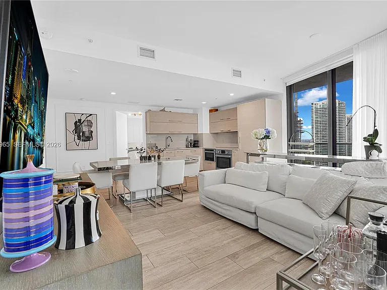 45 SW 9th St #2901 — Photo 6