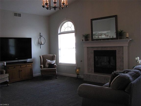 5th image of 215 Bridgewater Ln