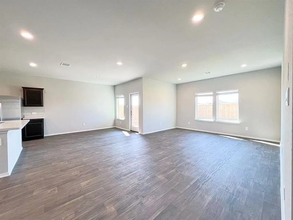 4 bed, 3.0 bath, 2311 sqft, $1,950 — Photo 2