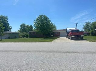 807 Poppy Dr, Wapakoneta, OH 45895