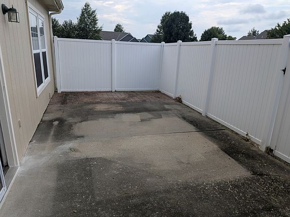 5th image of 425 W Dogwood Ct