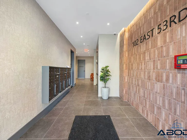102 E 53rd St #2E — Photo 11