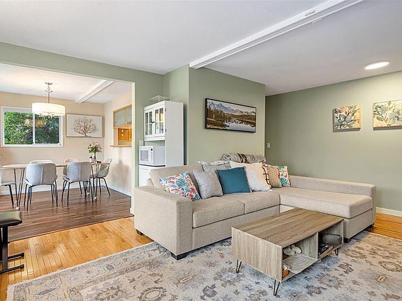 5th image of 936 Arbutus Ave