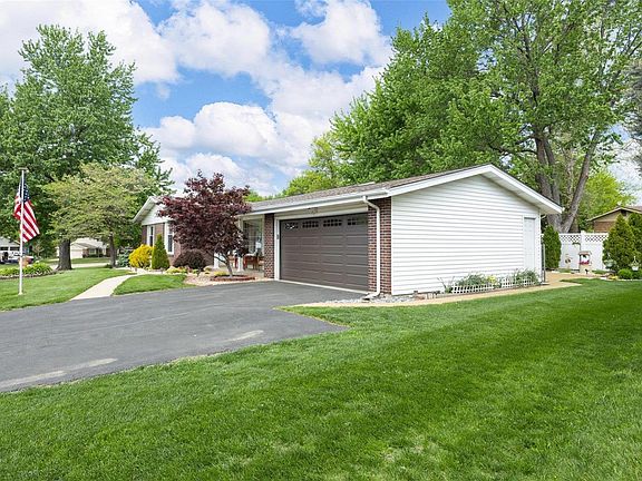 5th image of 11171 Queensway Dr