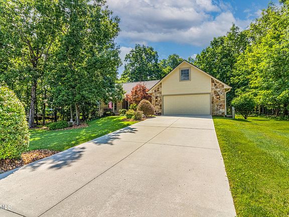 5th image of 10 Creigmont Ln