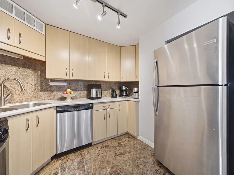 3200 N Lake Shore Dr #2102 — Photo 10