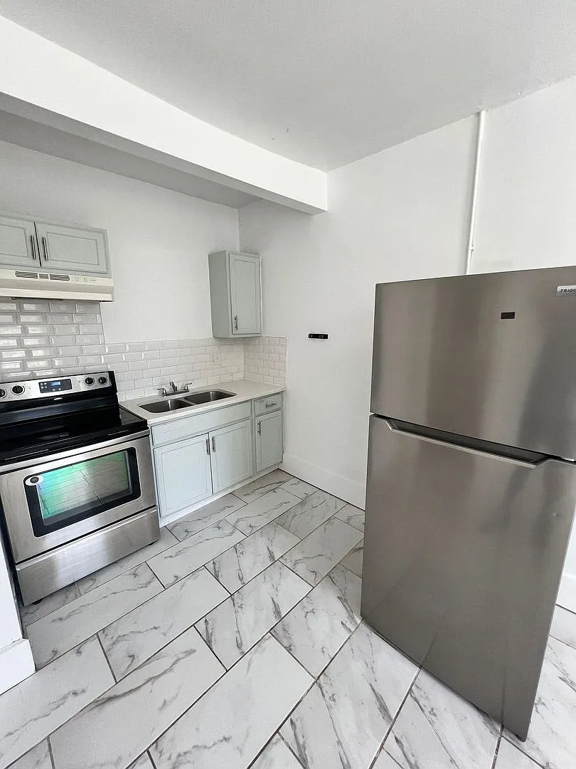 Charming 2-Bedroom Upper Unit with Eat-In Kitchen — Photo 3
