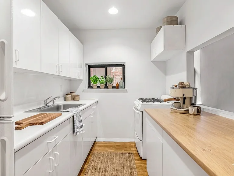 237 E 53rd St #3C — Photo 2