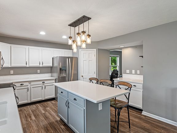 3rd image of 2 E Quail Wood Ln