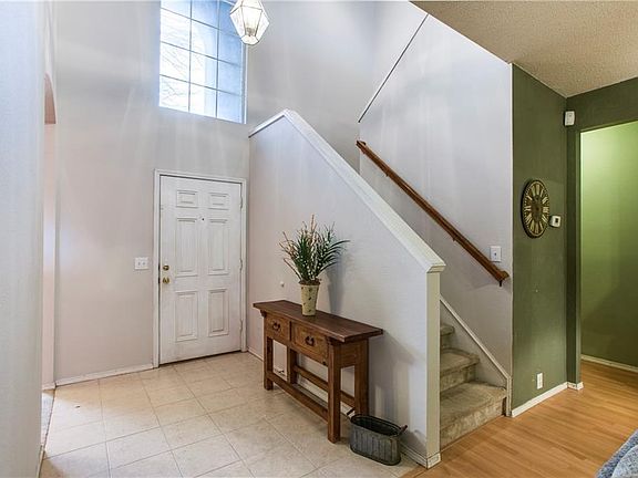 4th image of 914 Lake Bluff Dr