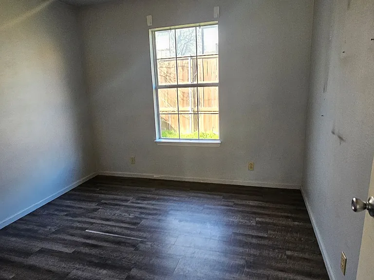 501 Mounts Ave — Photo 12
