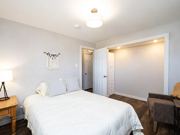 2nd bedroom - queen