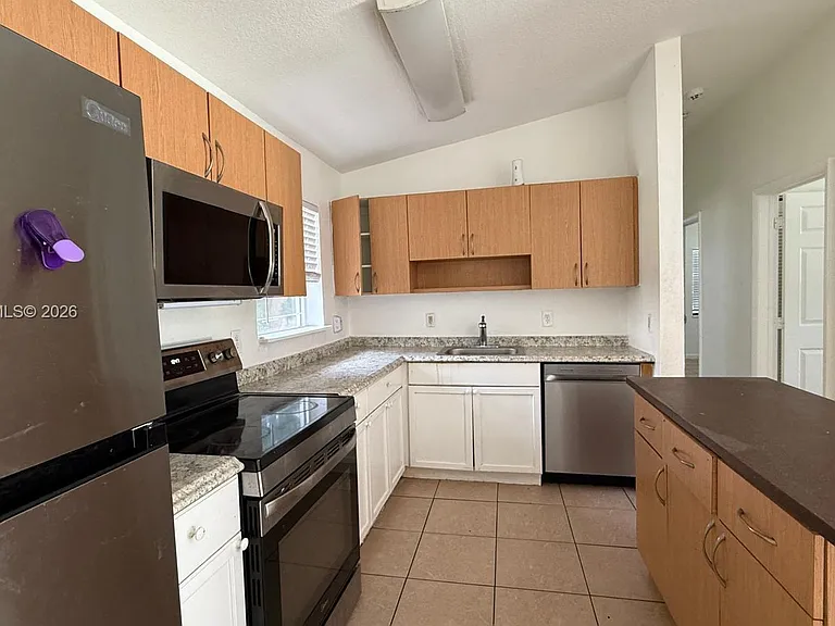 1525 NW 18th Ct — Photo 11