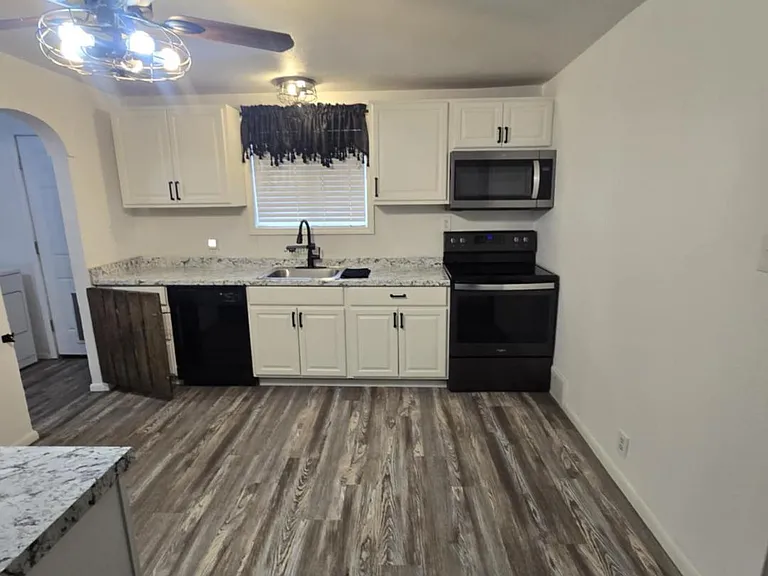 704 S Cedar St — Photo 11