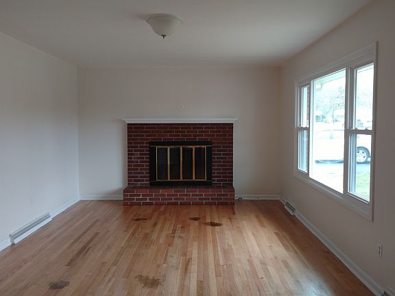 3rd image of 831 Noland Dr