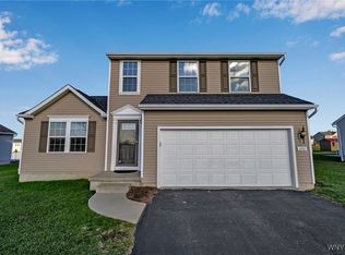 694 Pleasant View Dr, Lancaster, NY 14086