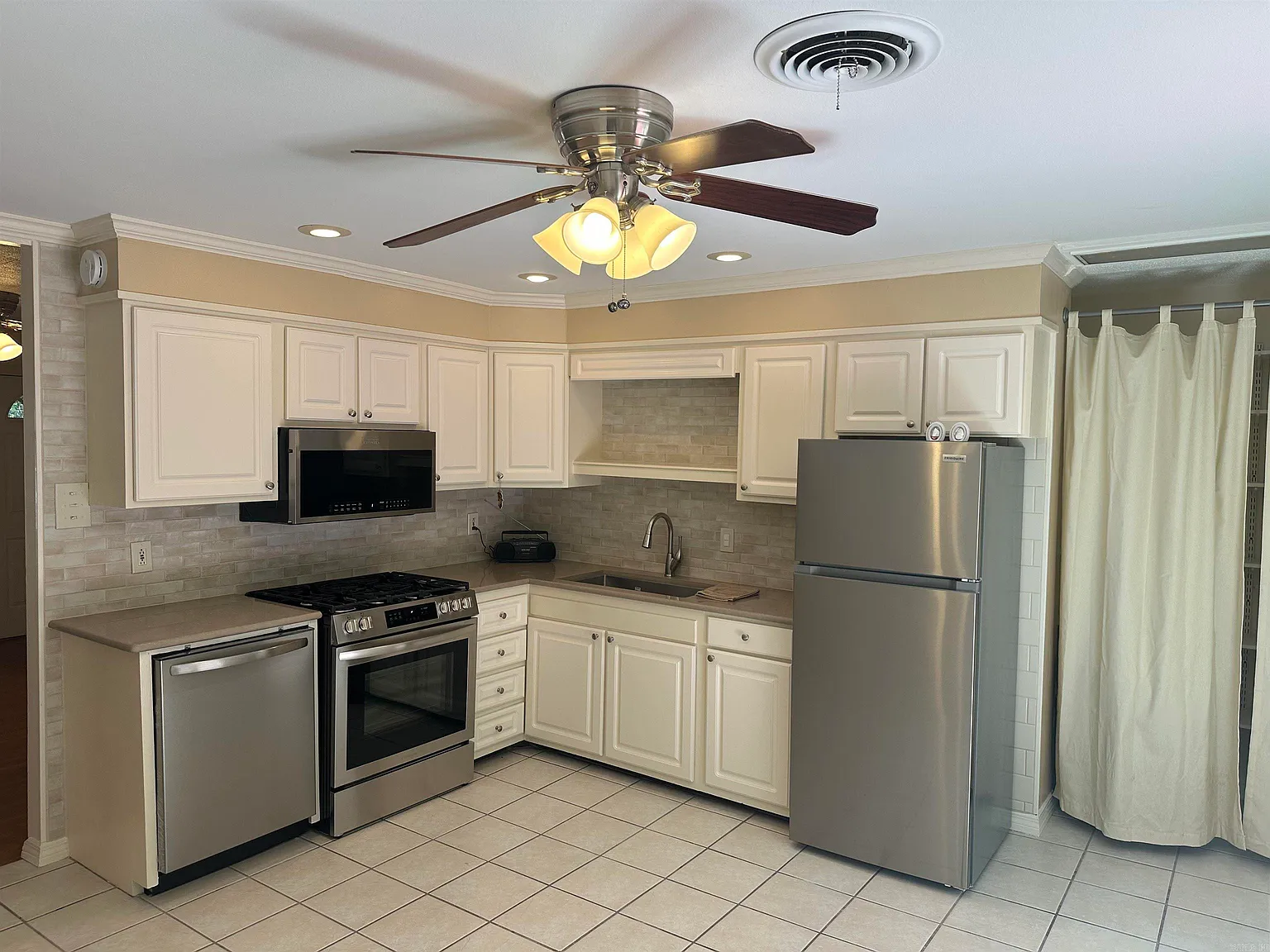 3 bed, 2.0 bath, 1050 sqft, $1,450 — Photo 4