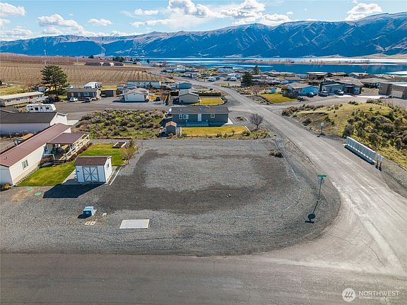 2nd image of 602 Edgewater Way SW