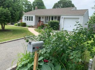 17 Glenwood Ln, Huntington, NY 11743